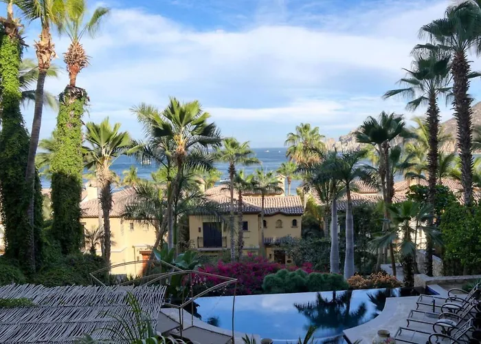 2 Bd 5-star Beachfront Paradise